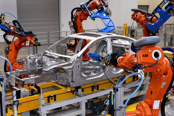 Jaguar Land Rover zawiesza produkcję w brytyjskich fabrykach